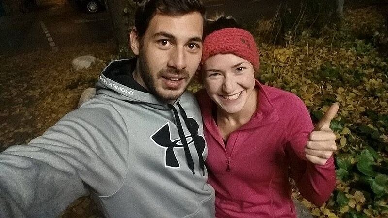 Mann und Frau machen ein Selfie mit Sportkleidung im Wald und sehen dabei motiviert aus
