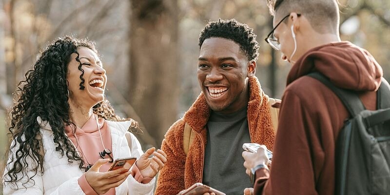 Rauchen, Dampfen oder keins von beidem? So werden wir von anderen beeinflusst